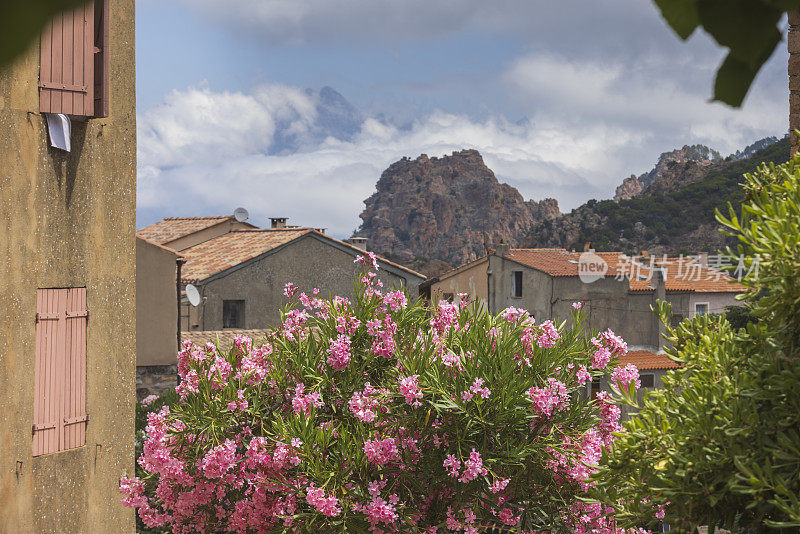 从科西嘉岛的皮亚纳村俯瞰皮亚纳Calanques de Piana